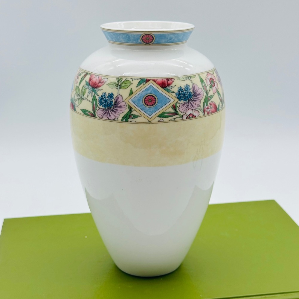 Wedgwood "Sarah" Bone China Floral Vase Made in England 6.5"